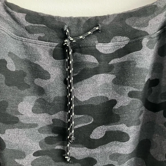 SUNDRY EVEREVE Grey Camo Mini Skirt Size 2 - Picture 3 of 11